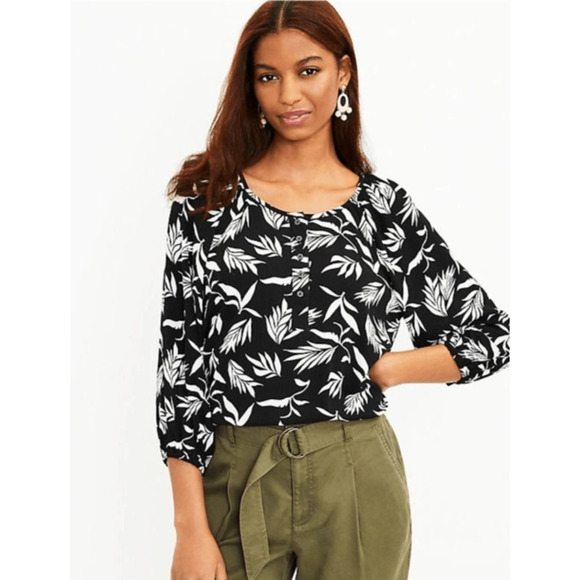 LOFT Palm Print Henley Popover Blouse Small Crinkle Rayon Perfect for Travel - Picture 1 of 5